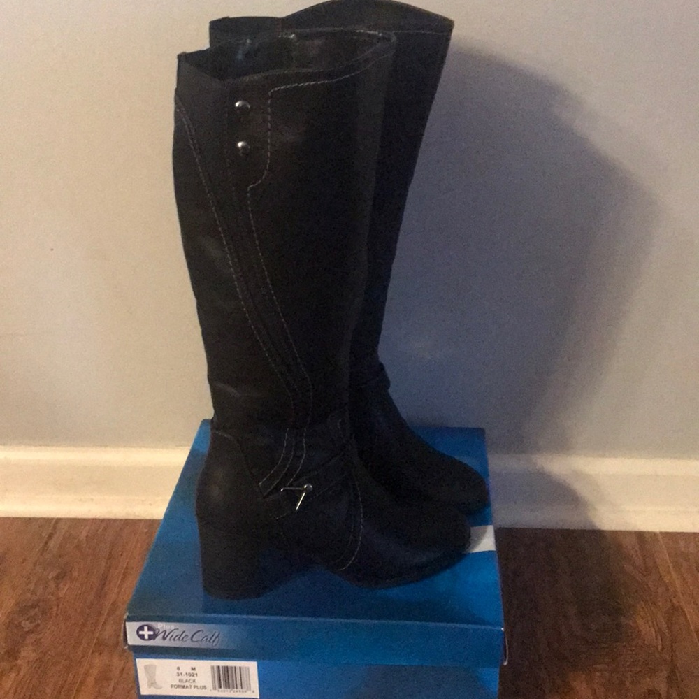 NWT wife calf, black, side zip boot.